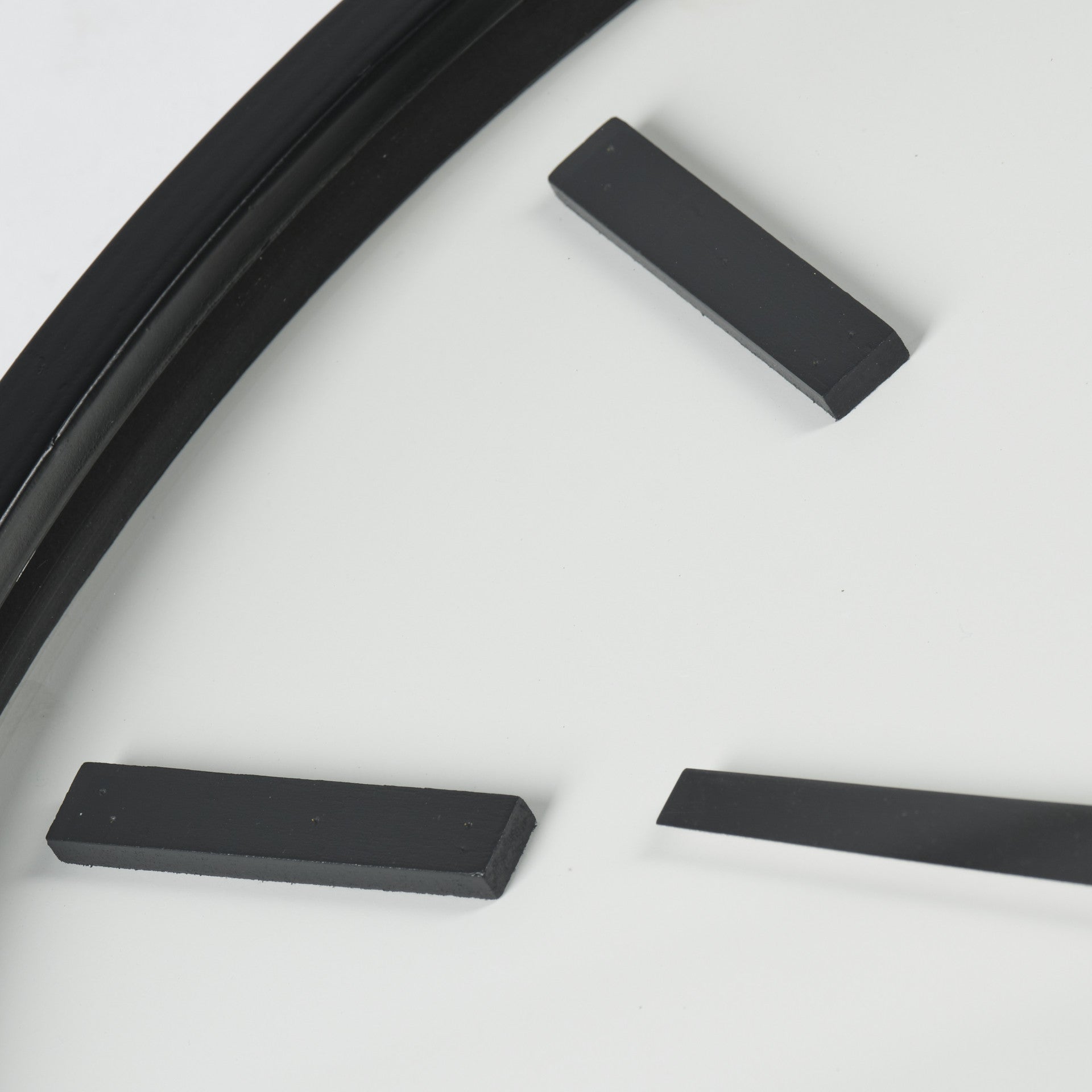 24" Round Large Modern Wall Clock With White Face And Non-Numarical Number Warm Home View